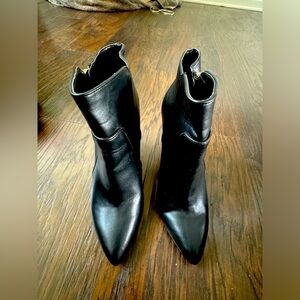 BCBG ankle boots with wedge heel. Black.